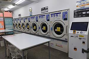 大型コインランドリー店内