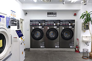 大型コインランドリー店内