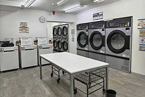 大型コインランドリー店内