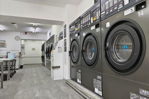 大型コインランドリー店内